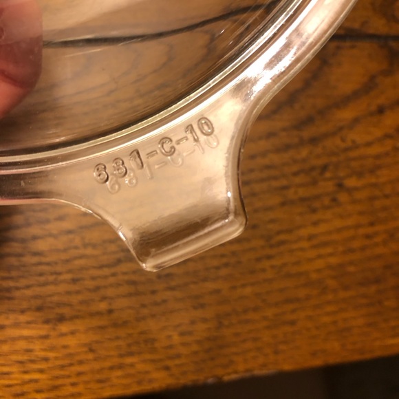 Pyrex clear 10 oz & 20 oz dishes with lids - Picture 2 of 5